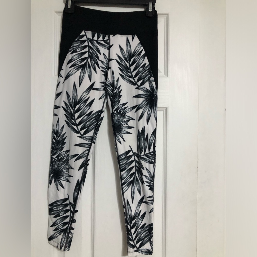 Betsey Johnson crop leggings women’s size‎ small athletic wear tropical